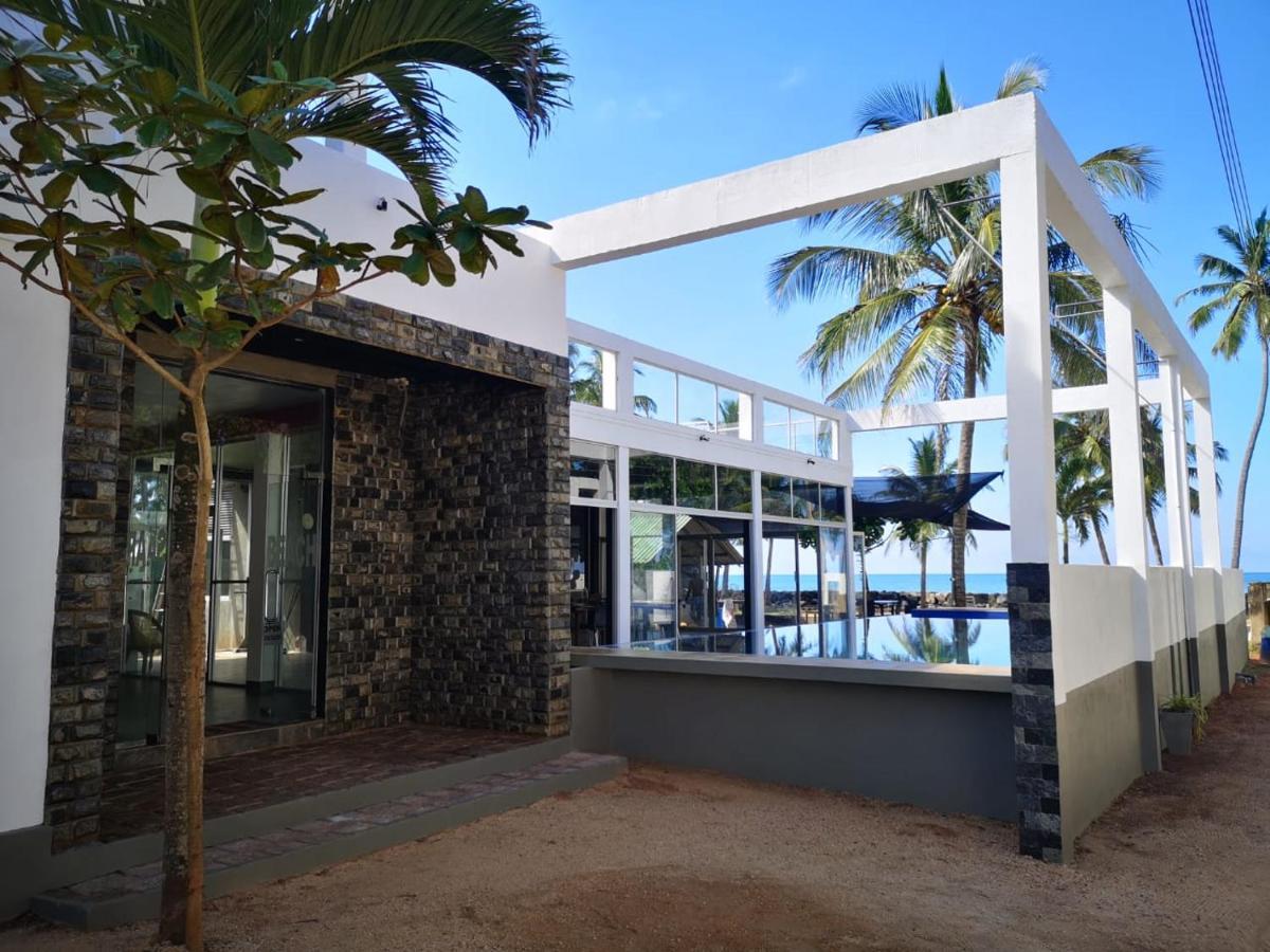Saara Beach Hotel Marawila Buitenkant foto