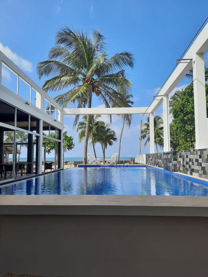 Saara Beach Hotel Marawila Buitenkant foto