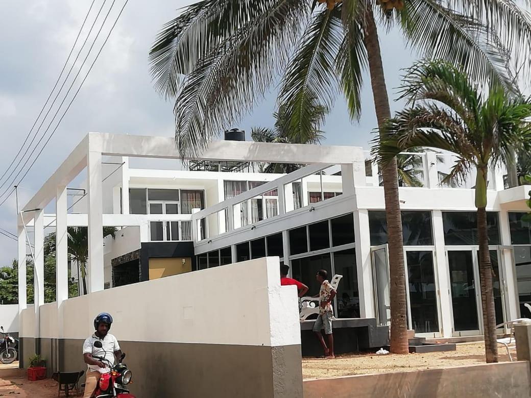 Saara Beach Hotel Marawila Buitenkant foto