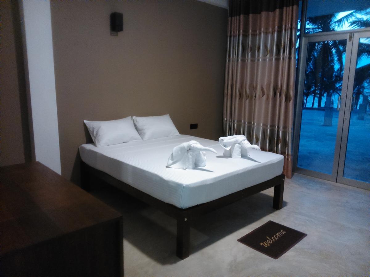 Saara Beach Hotel Marawila Buitenkant foto