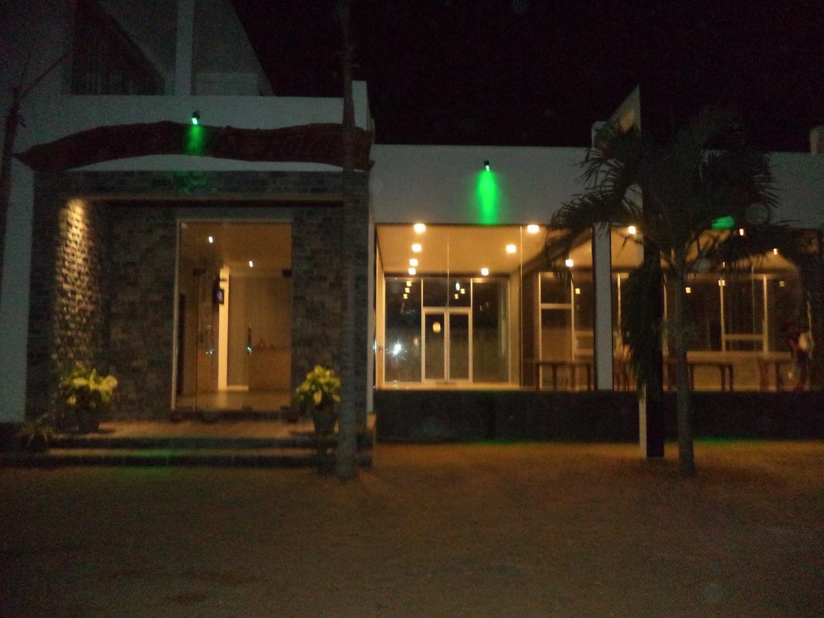 Saara Beach Hotel Marawila Buitenkant foto