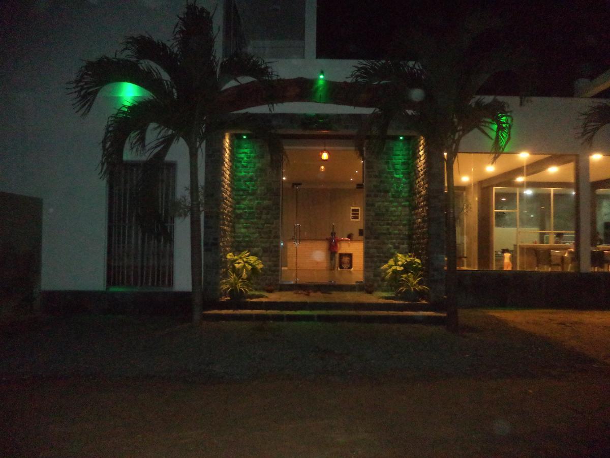 Saara Beach Hotel Marawila Buitenkant foto