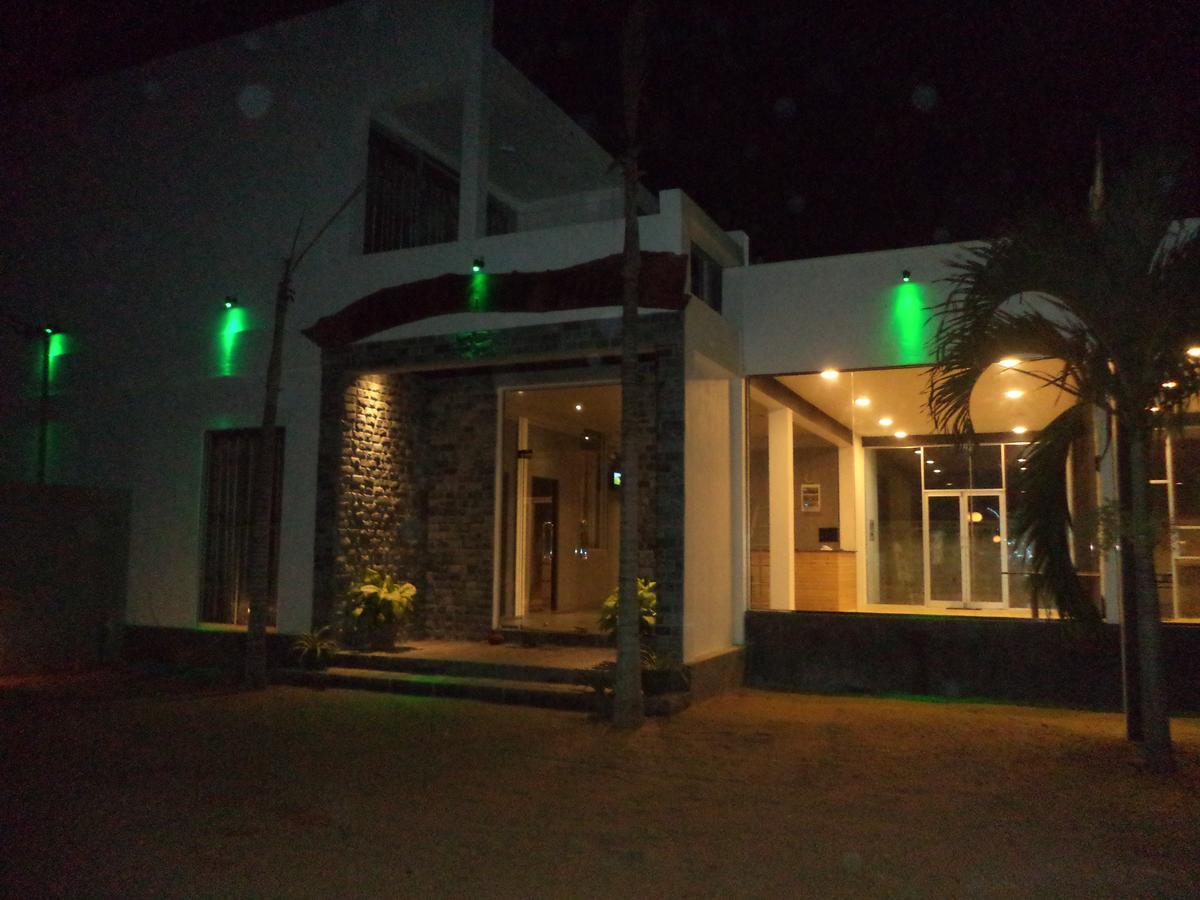 Saara Beach Hotel Marawila Buitenkant foto