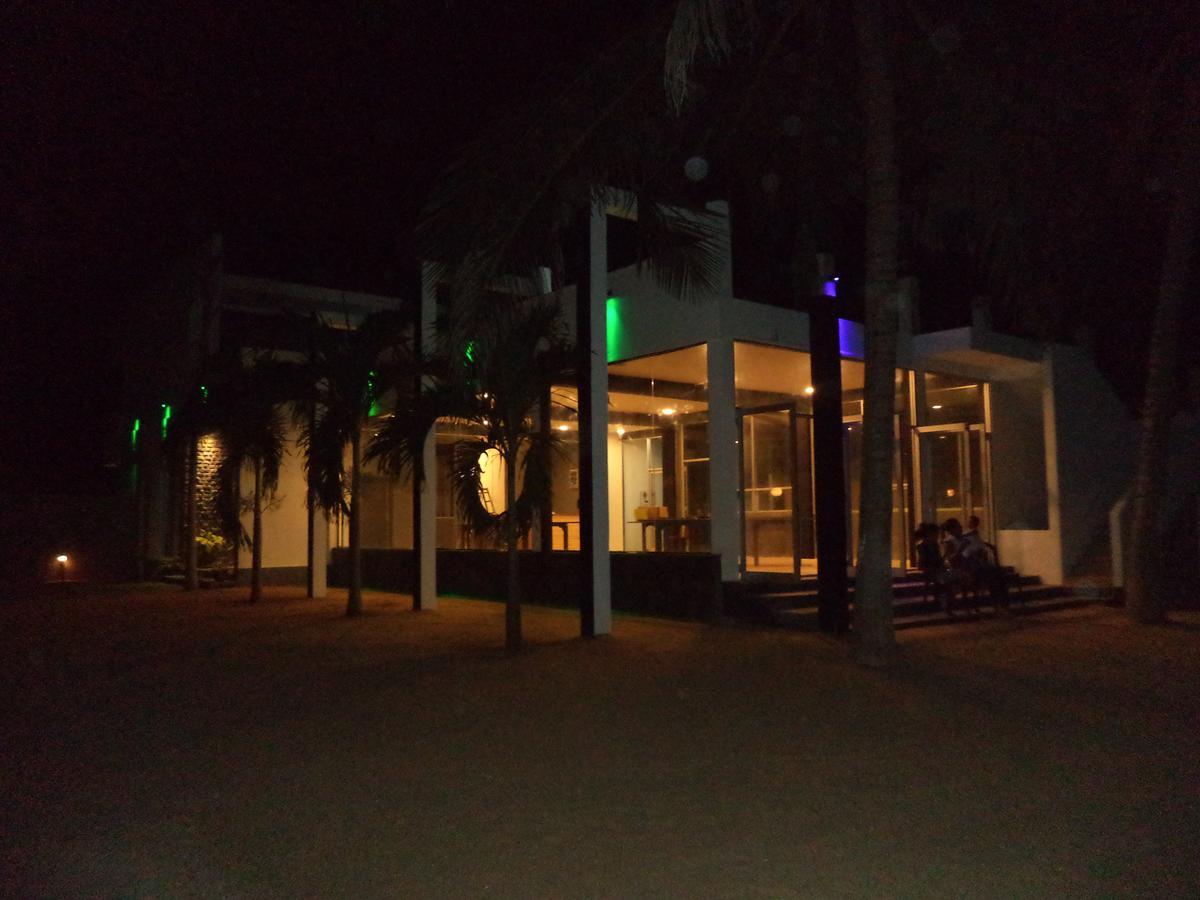 Saara Beach Hotel Marawila Buitenkant foto