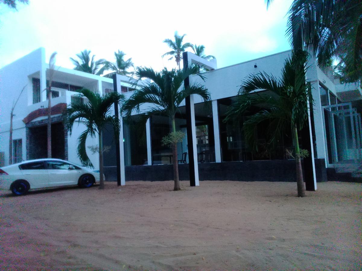 Saara Beach Hotel Marawila Buitenkant foto