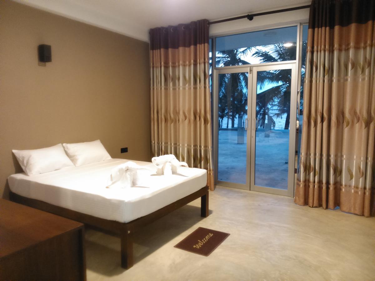 Saara Beach Hotel Marawila Buitenkant foto