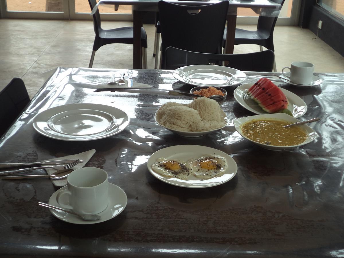 Saara Beach Hotel Marawila Buitenkant foto