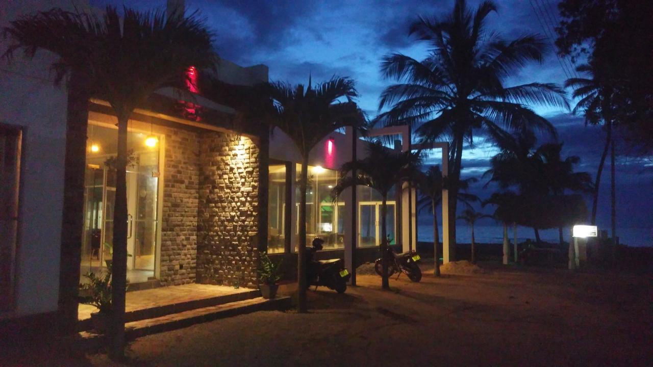 Saara Beach Hotel Marawila Buitenkant foto