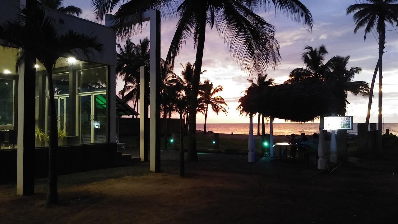 Saara Beach Hotel Marawila Buitenkant foto