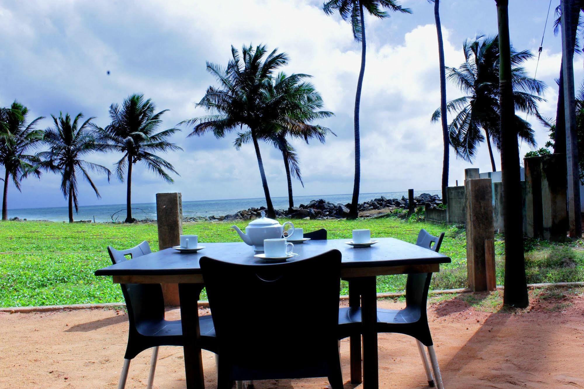 Saara Beach Hotel Marawila Buitenkant foto