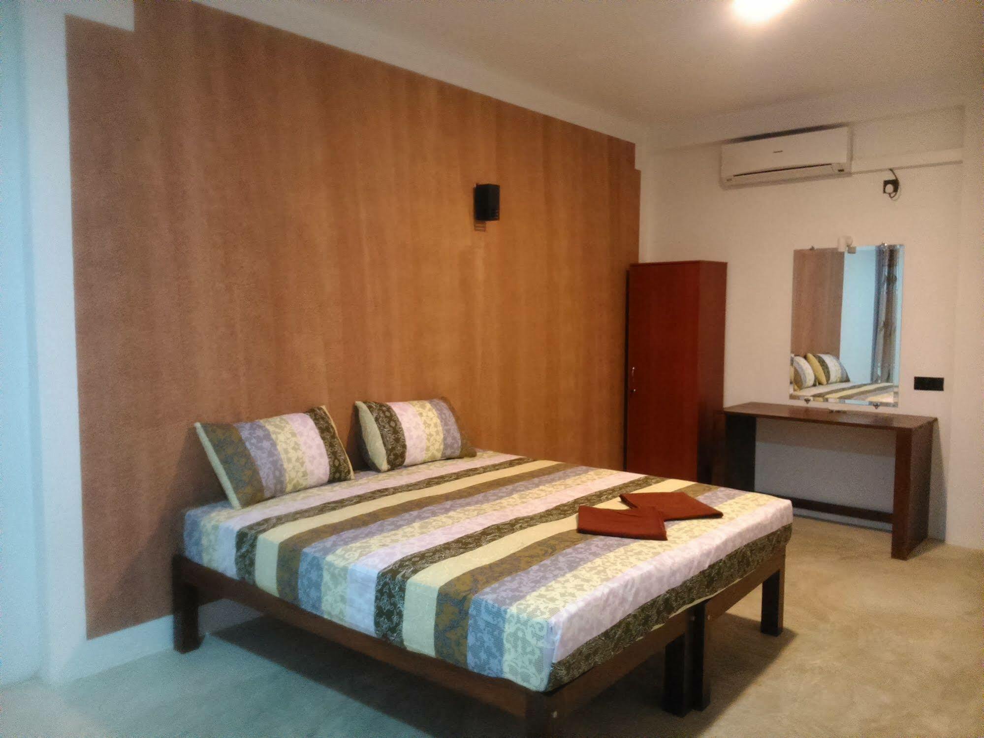 Saara Beach Hotel Marawila Buitenkant foto