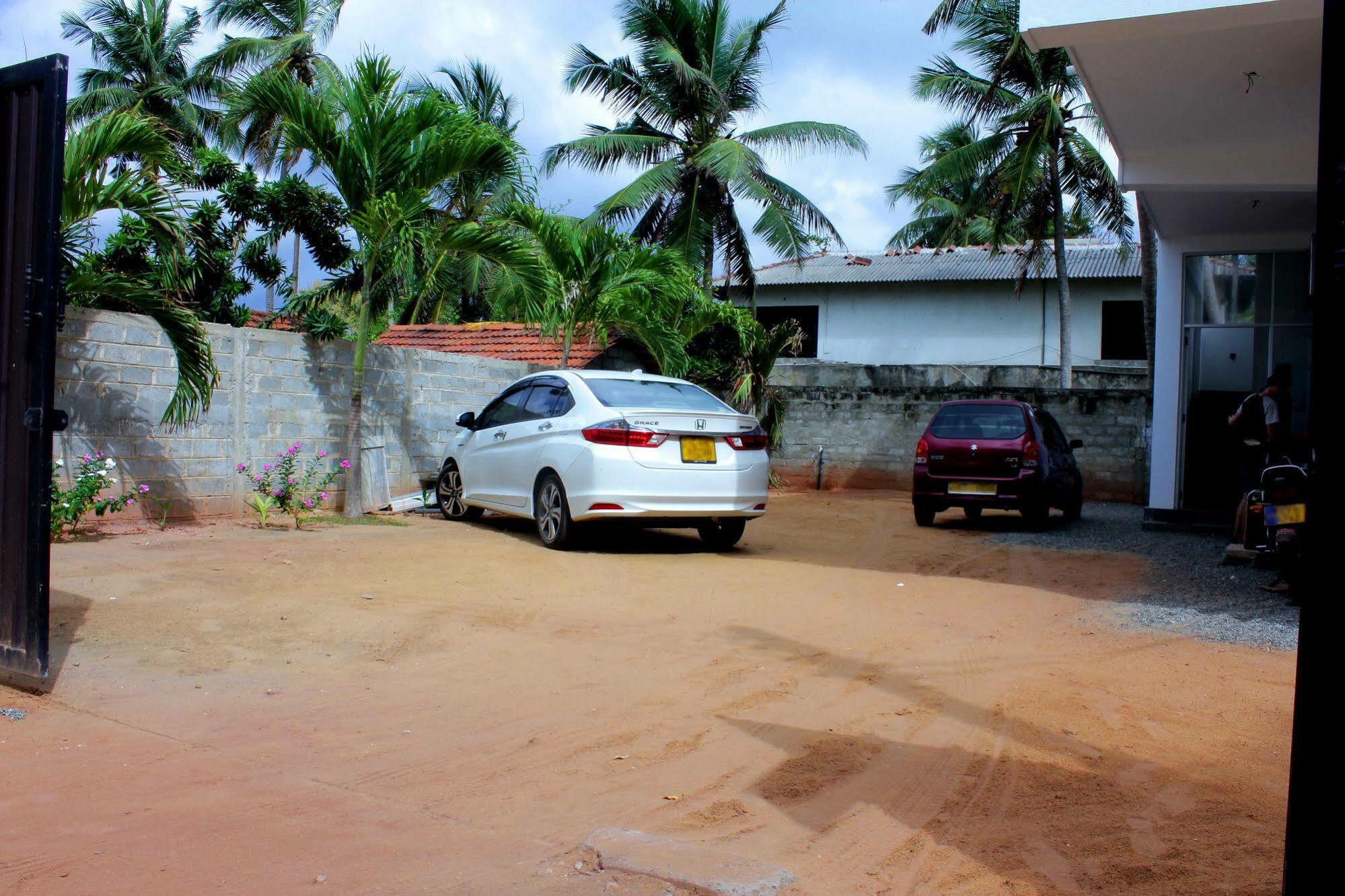 Saara Beach Hotel Marawila Buitenkant foto
